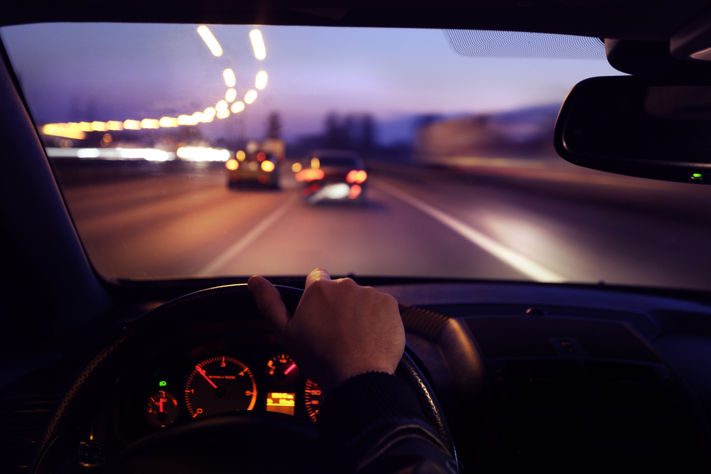 Gặp khó khăn khi lái xe về đêm là  một triệu chứng đục thủy tinh thể dạng nhẹ