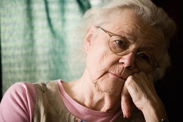 Người già là đối tượng có nguy cơ gặp biến chứng cao khi mổ mắt bị đục thủy tinh thể