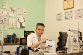 Tiến sĩ, Bác sĩ Đặng Trần Đạt – Bác sĩ điều trị chính, Trưởng khoa khám bệnh và điều trị theo yêu cầu Bệnh viện Mắt Trung ương