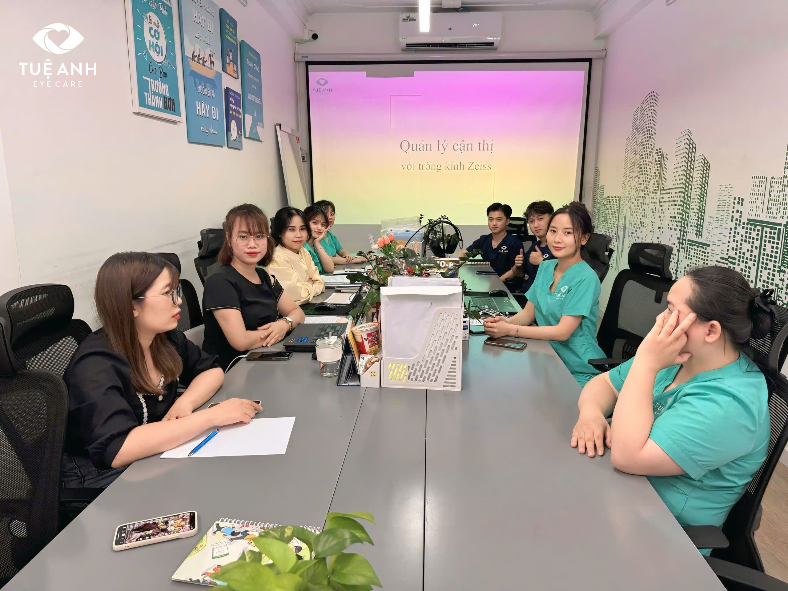 Phòng Khám Mắt Tuệ Anh tổ chức đào tạo nội bộ chuyên đề: Tròng kính Zeiss MyoCare