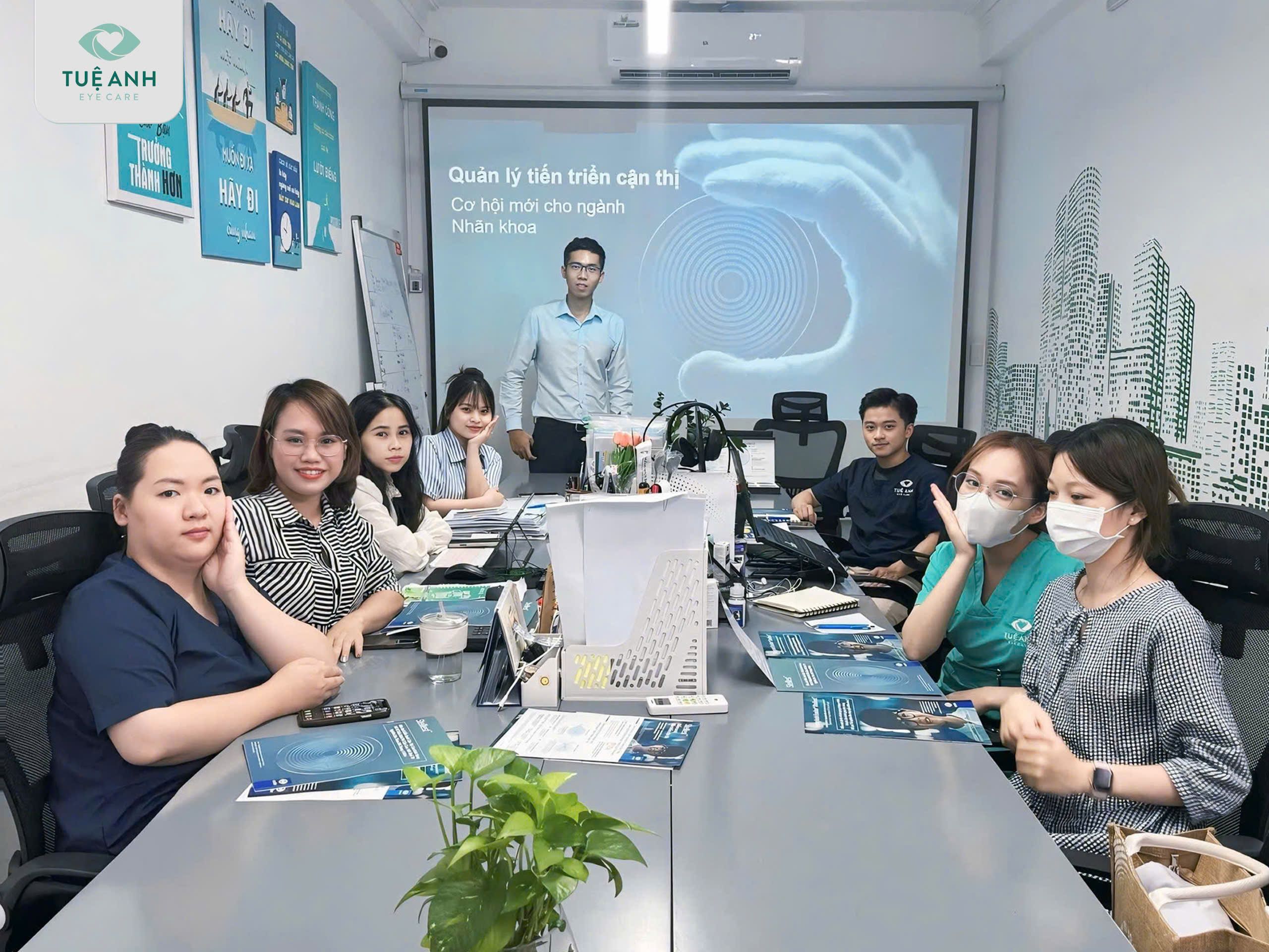 Cập Nhật Kiến Thức Về Tròng Kính Kiểm Soát Cận Thị Stellest – Chương Trình Đào Tạo Tại Tuệ Anh