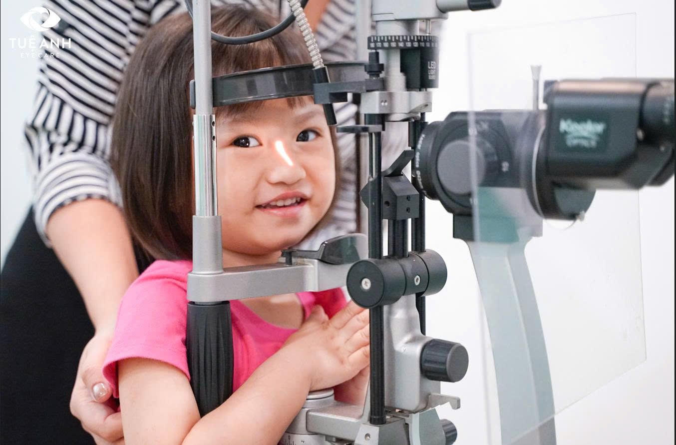  Câu chuyện của mẹ Phương Yến sau buổi khám mắt cho bé An Nhiên cùng PGS.TS.BS Đông Phương