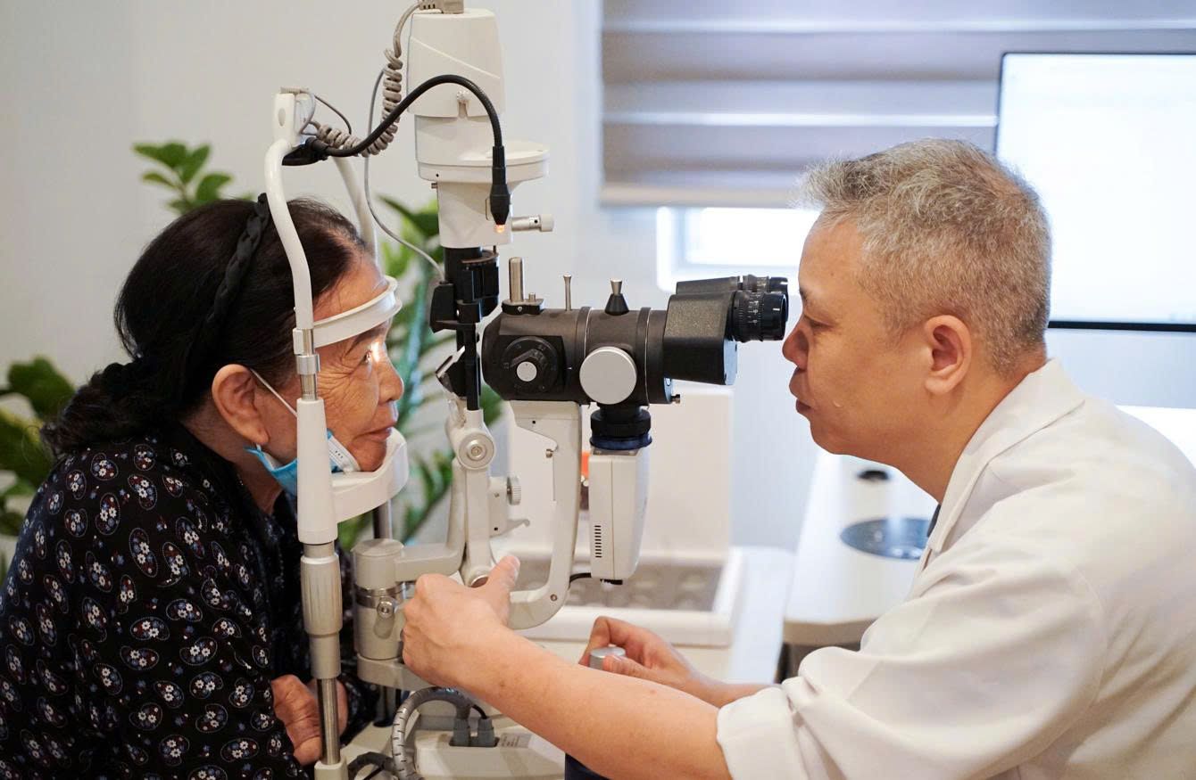 65 tuổi – mắt mờ vì đục thủy tinh thể, tôi đã tìm lại hy vọng ở phòng khám mắt Tuệ Anh