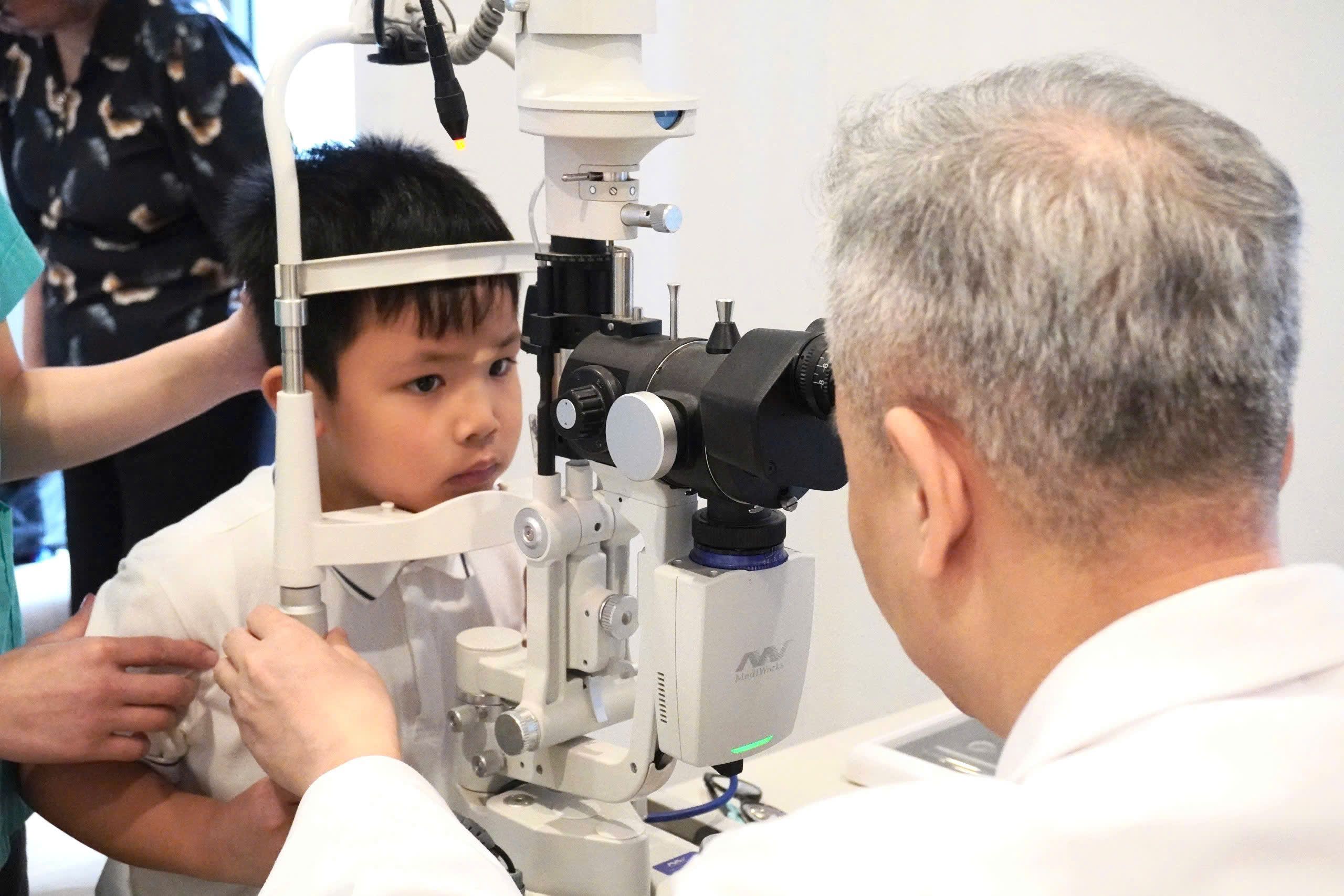 Tại sao cần kiểm soát tiến triển cận thị cho trẻ từ sớm?