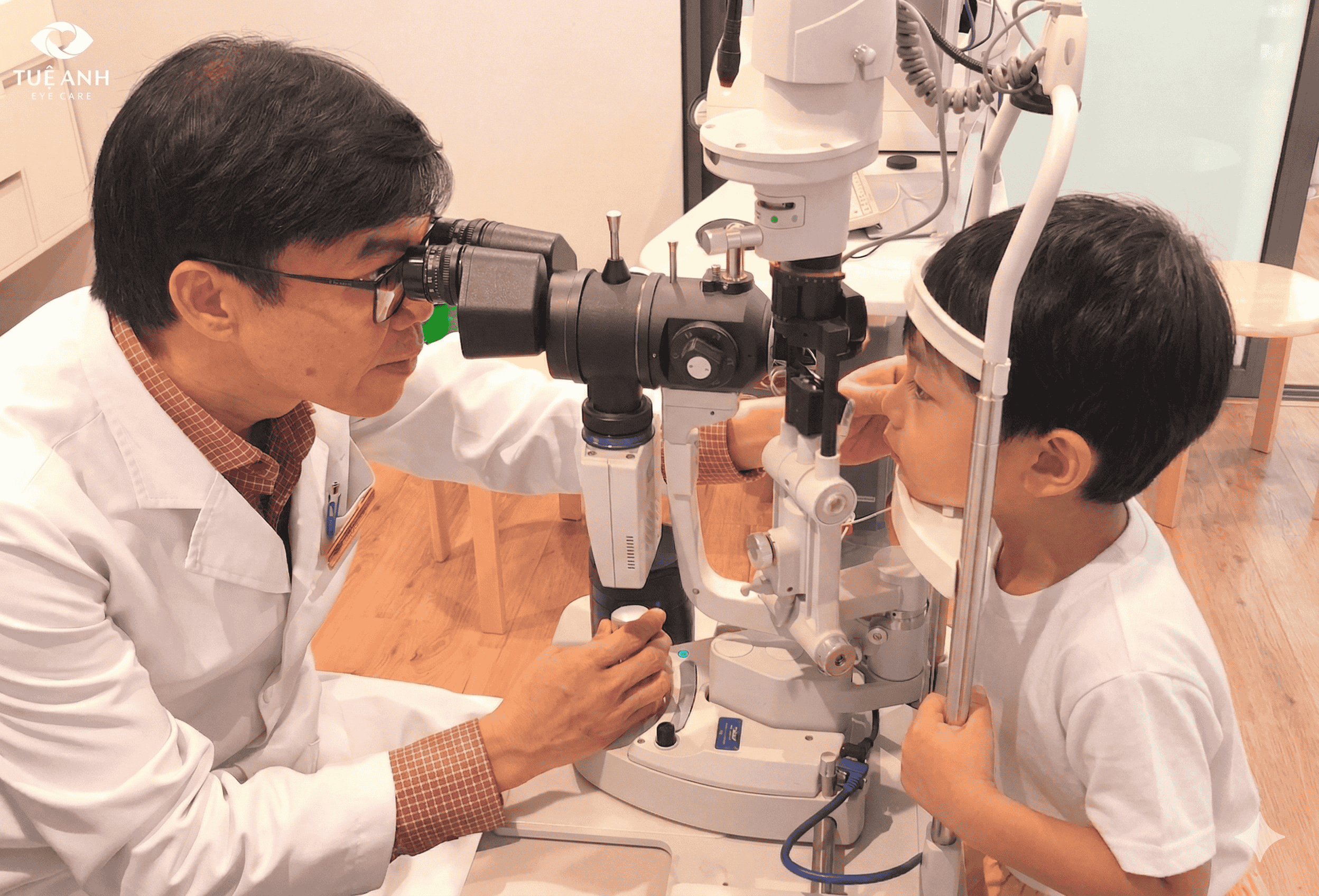 Bác sĩ Vũ Cao Ngọc: Người bạn đồng hành xóa tan nỗi sợ khám mắt của trẻ