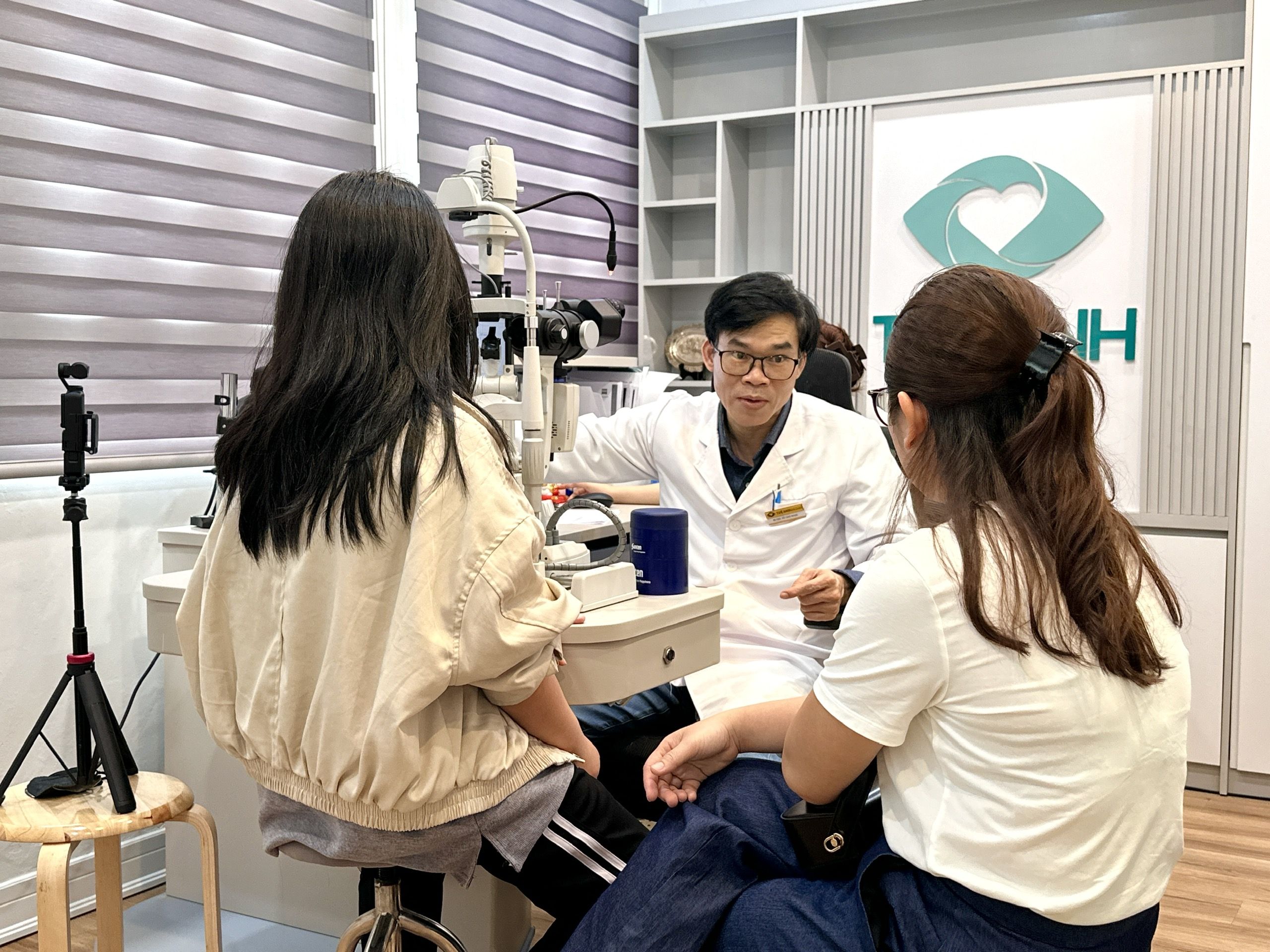“Điều ba mẹ sợ nhất không phải là con đeo kính… mà là độ cận cứ tăng mãi theo từng năm.”