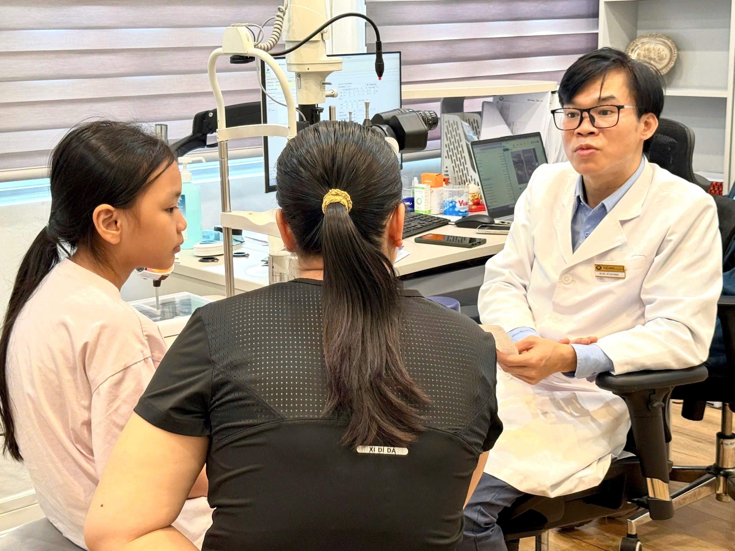 Nỗi lo con tăng độ ngày hè và giải pháp từ Bác sĩ Vũ Cao Ngọc