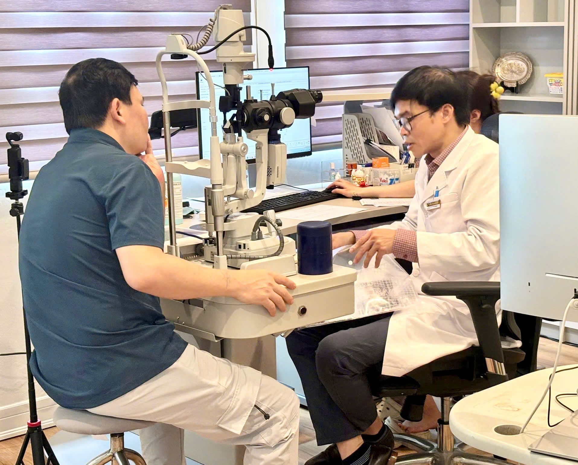Hành trình khắc phục lão thị cho chú Minh tại Phòng khám mắt Tuệ Anh