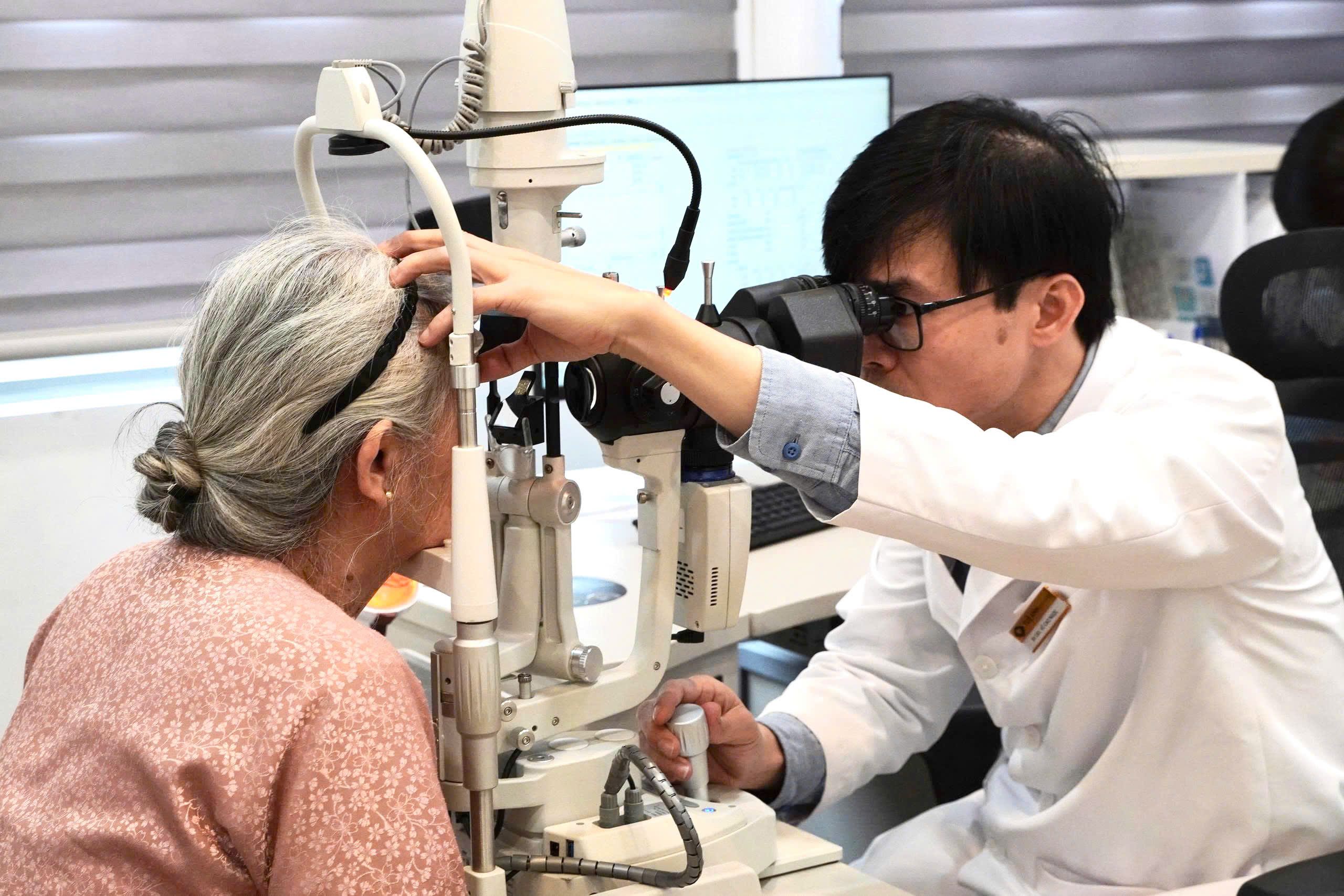 Hành trình điều trị dứt điểm bệnh khô mắt của cụ bà 70 tuổi