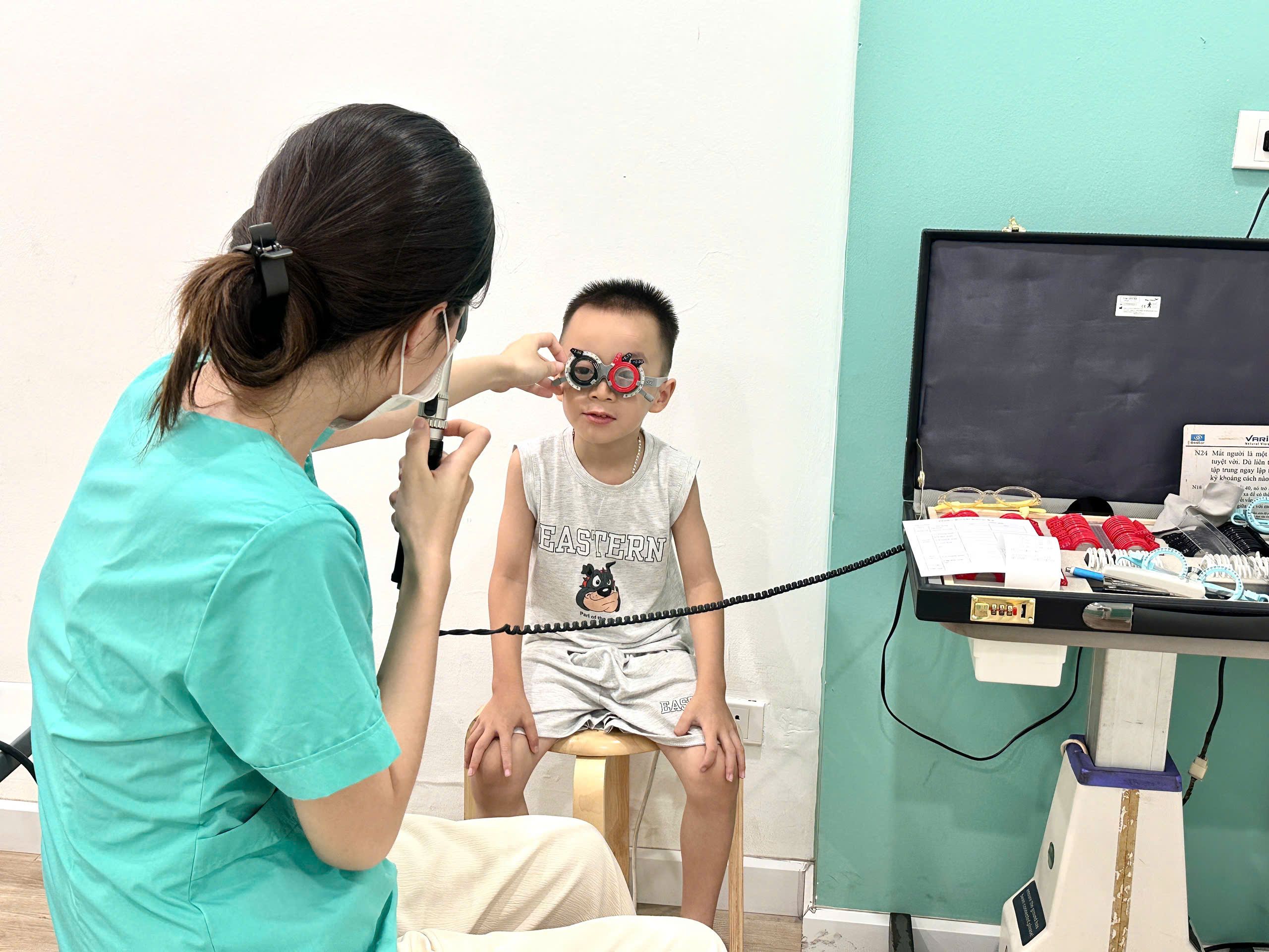 Đeo kính cận thông thường đã đủ để bảo vệ đôi mắt của con? 