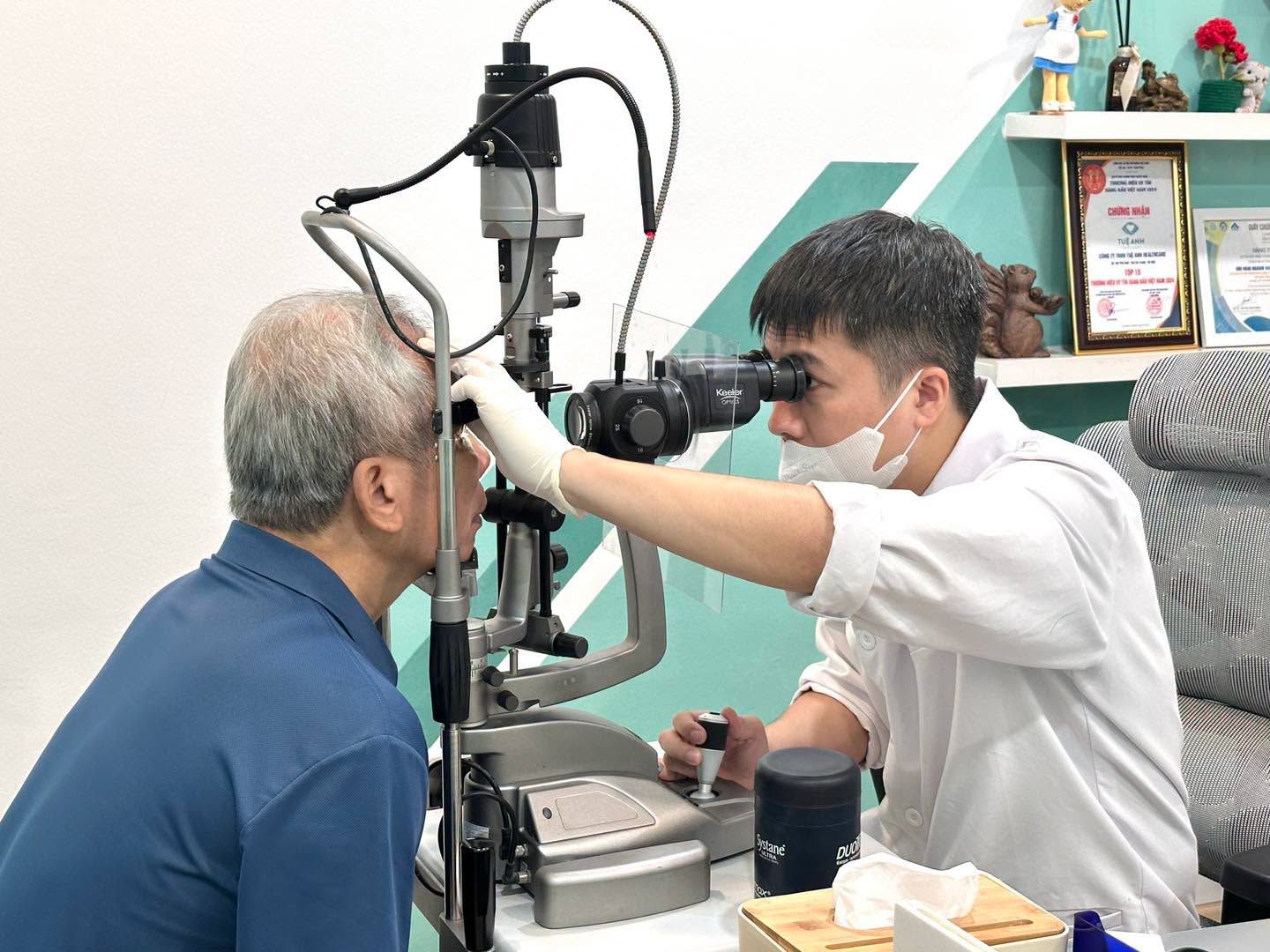 “Ngứa quá không chịu nổi, tôi lấy cả cồn lau mi mắt!”: Cảnh báo và cách điều trị viêm bờ mi an toàn 