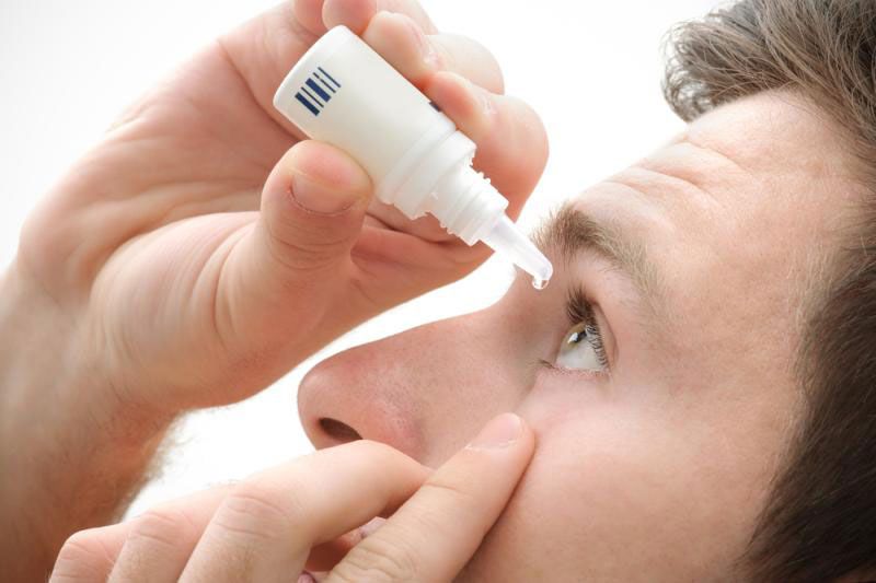 Nhỏ mắt bằng thuốc chuyên dụng là cách chữa bệnh đục thủy tinh thể giai đoạn nhẹ