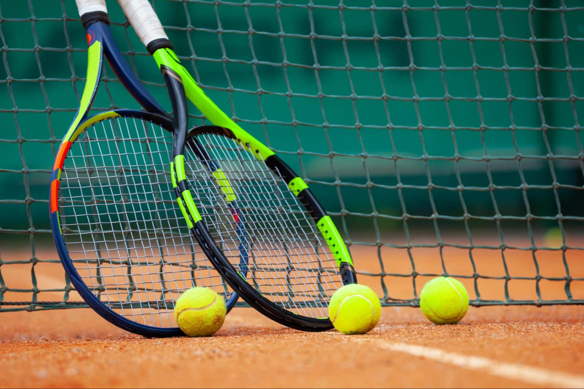 Người bệnh cần tránh những môn thể thao mạnh như tennis